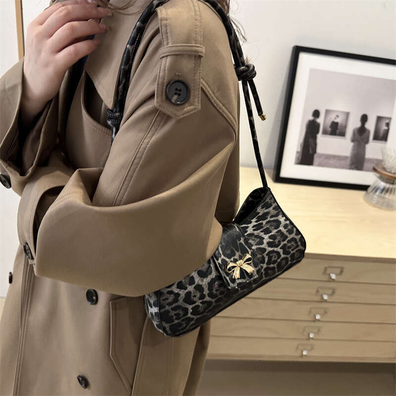 Niche Design Bow Leopard Print for Women New Fashion Personality Handbag Single Shoulder Underarm Baguette Bag