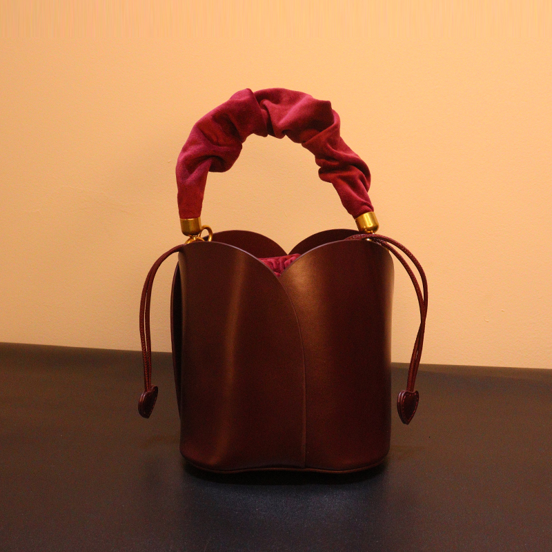 Womens Bag 2025 New Bucket Bag Niche Design Basket Bag Highend Petal Handbag Crossbody Bag 250829