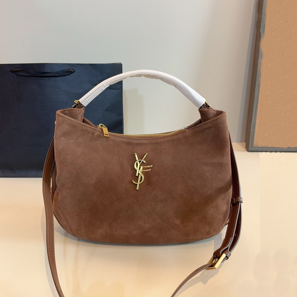 Designer bag tote bag hand bag Metal brand logo Suede textured suede single shoulder handbag for women in caramel color Fashion 2025Brand Premium Quality Cognac