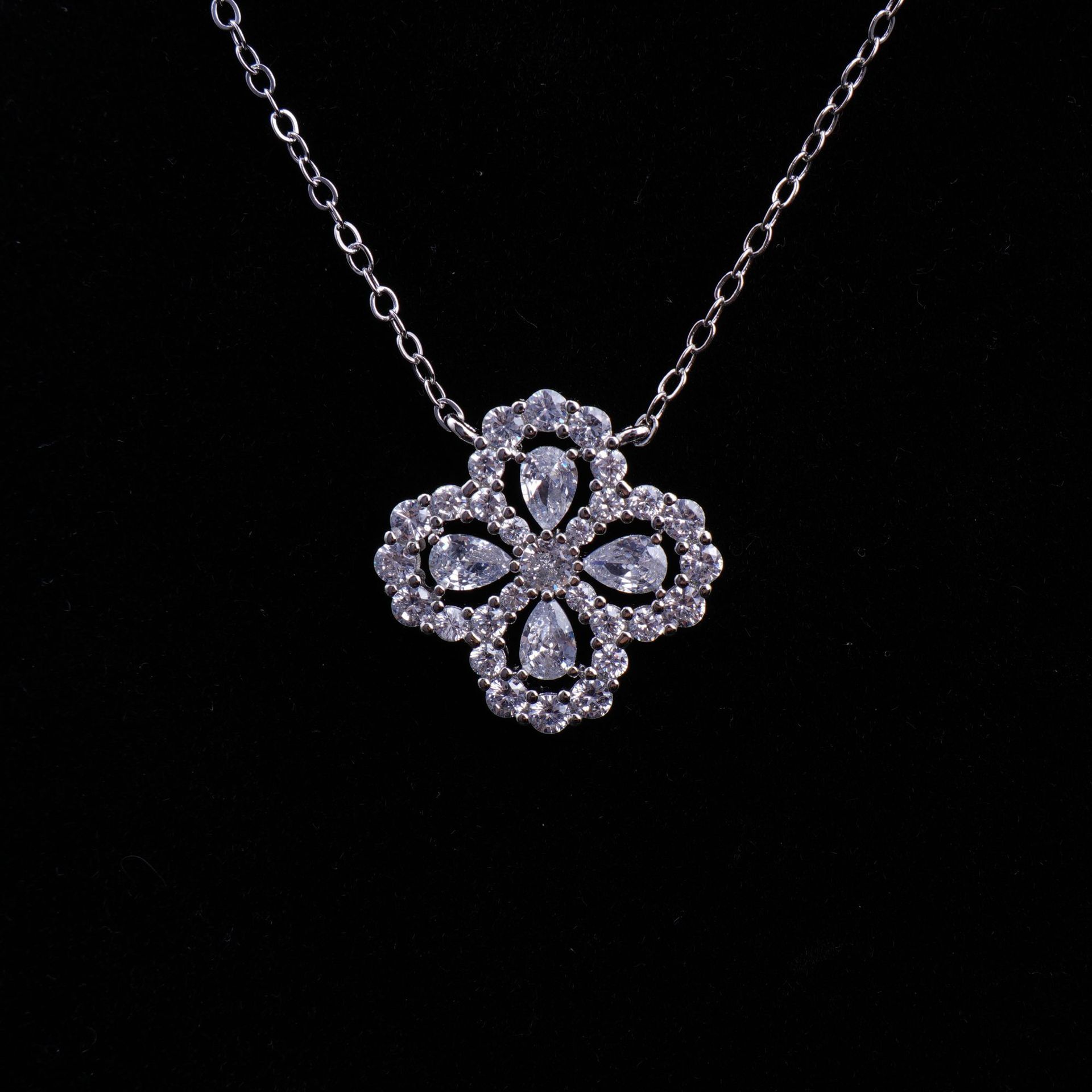 Luxury Brand Designer Jewelry New Luxury Four-Leaf Lucky Necklace New Year Hot-Selling Elegant Style Jewelry High-End Versatile Shiny Choker