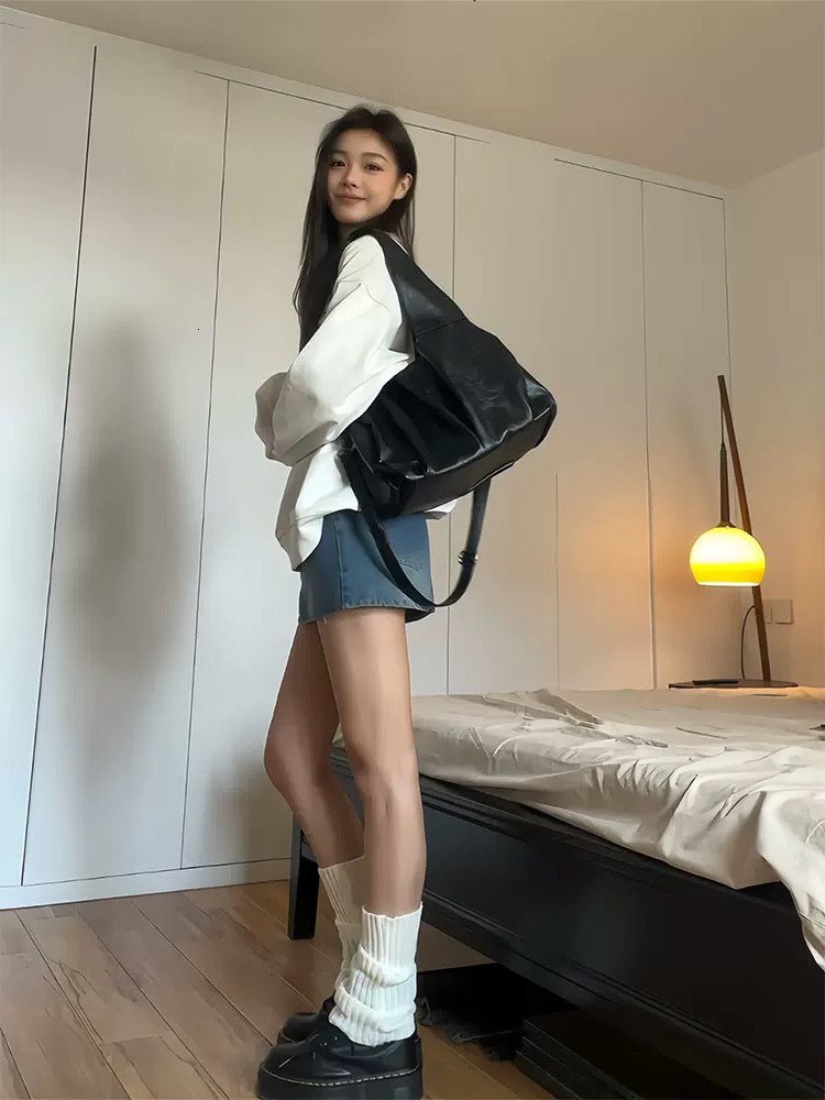 Autumn atmosphere New Retro Oil Wax Leather Light Luxury Versatile Elegant Large Capacity Underarm Bag Tongqin Crossbody Bag Designer Shoulder Bag