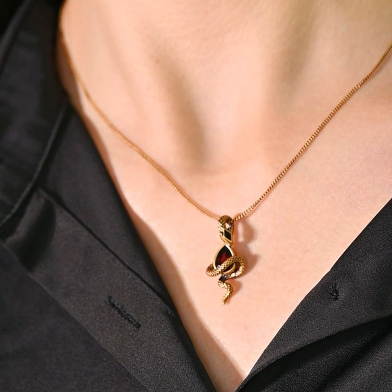 Luxury Brand Designer Jewelry Xiaohongshu Hot-Selling Ruby Black Gold Snake Staff Necklace 2024 New Retro Zodiac Snake-Shaped Exquisite Collarbone Cha