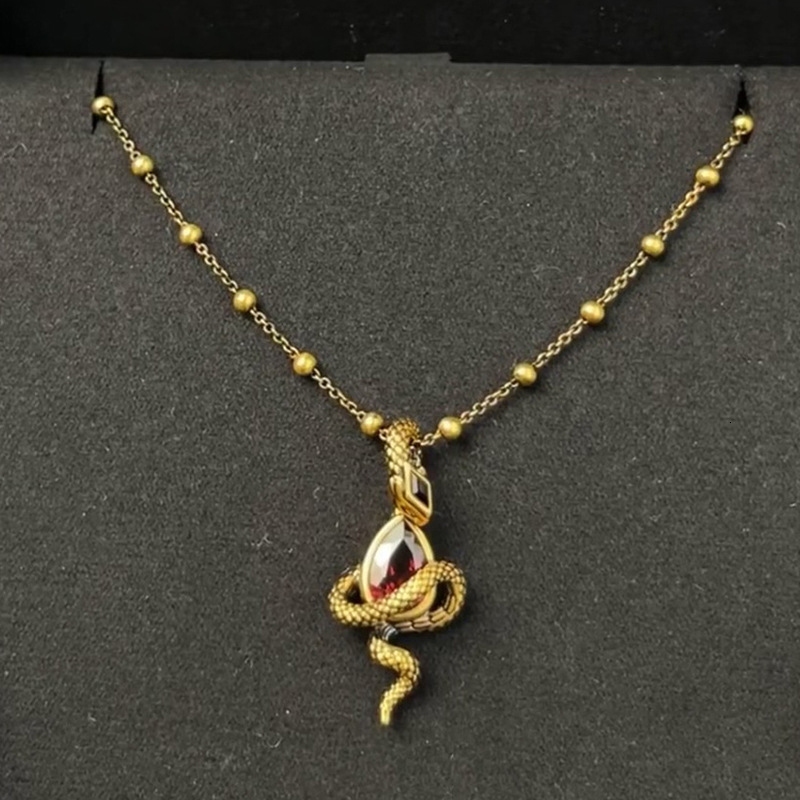 Luxury Brand Designer Jewelry Xiaohongshu Hot-Selling Ruby Black Gold Snake Staff Necklace 2024 New Retro Zodiac Snake-Shaped Exquisite Collarbone Cha