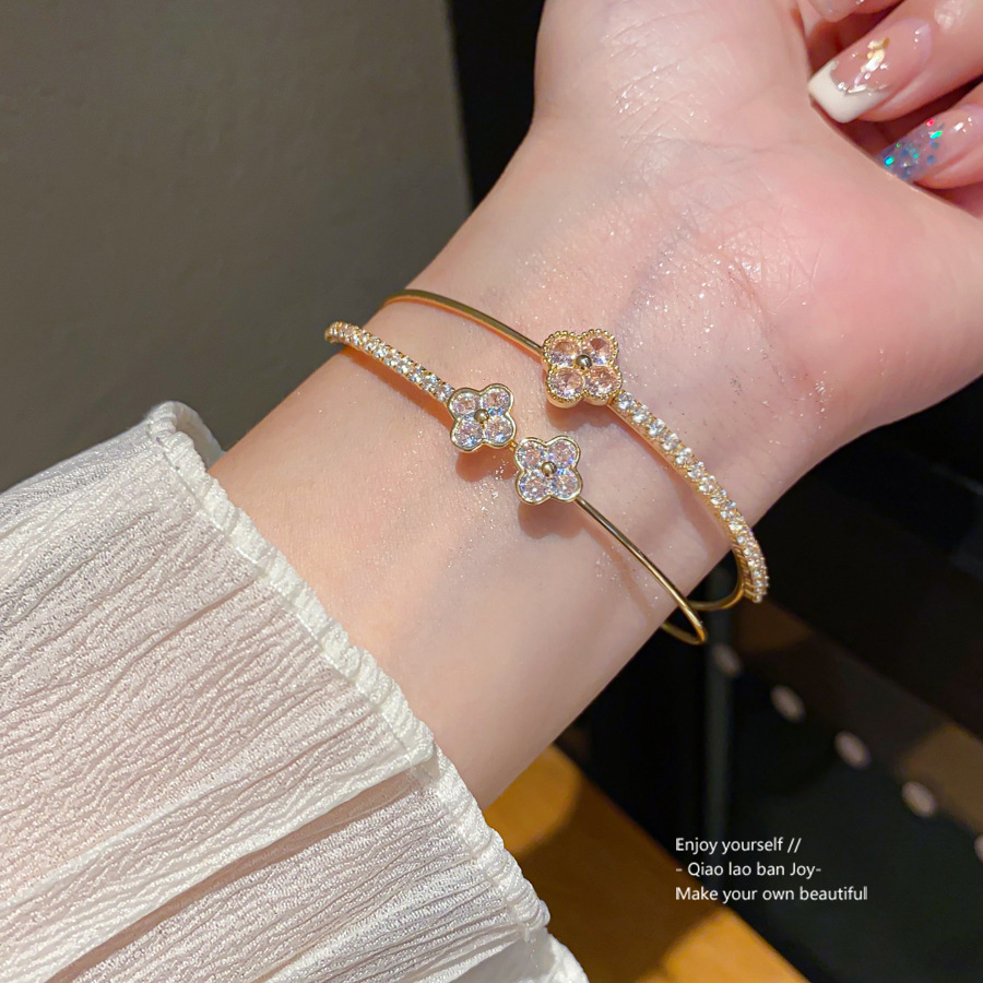 Gold - Toned Clover Crystal Double - Layered Bangle Sparkly Detail, Elegant for Daily or Glamorous Wrist Styling, High - Quality Accessory