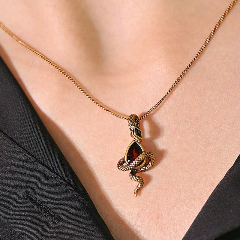 Luxury Brand Designer Jewelry Xiaohongshu Hot-Selling Ruby Black Gold Snake Staff Necklace 2024 New Retro Zodiac Snake-Shaped Exquisite Collarbone Cha