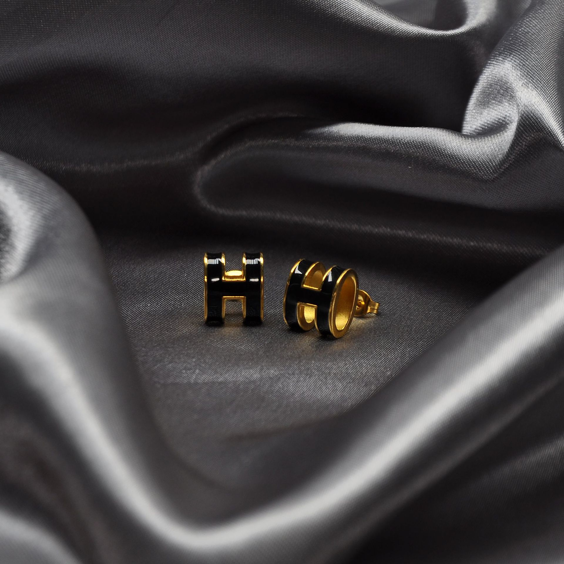 Jewelry Earring Exquisitely Crafted, Fashionable Trendy Ladies Round Stud Earrings: Lustrous Enamel Adorns Sleek Versatile Metal Posts