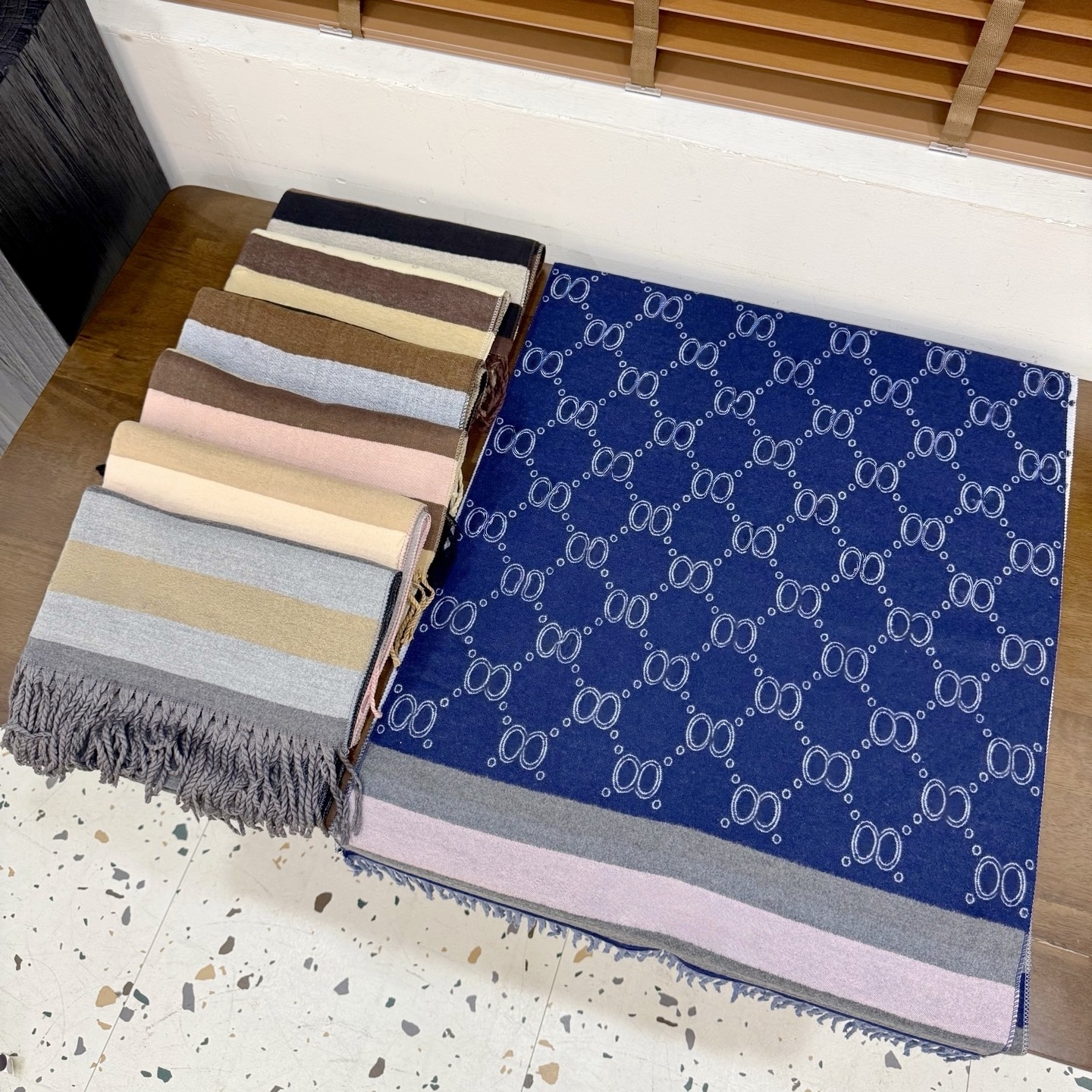 Mens Women Luxury Designer scarf cashmere Fashion Winter Warm Unisex Long Wraps Brand Classic Letter Shawls And Scarves 65-180cm Men Womens Scarfs With Box