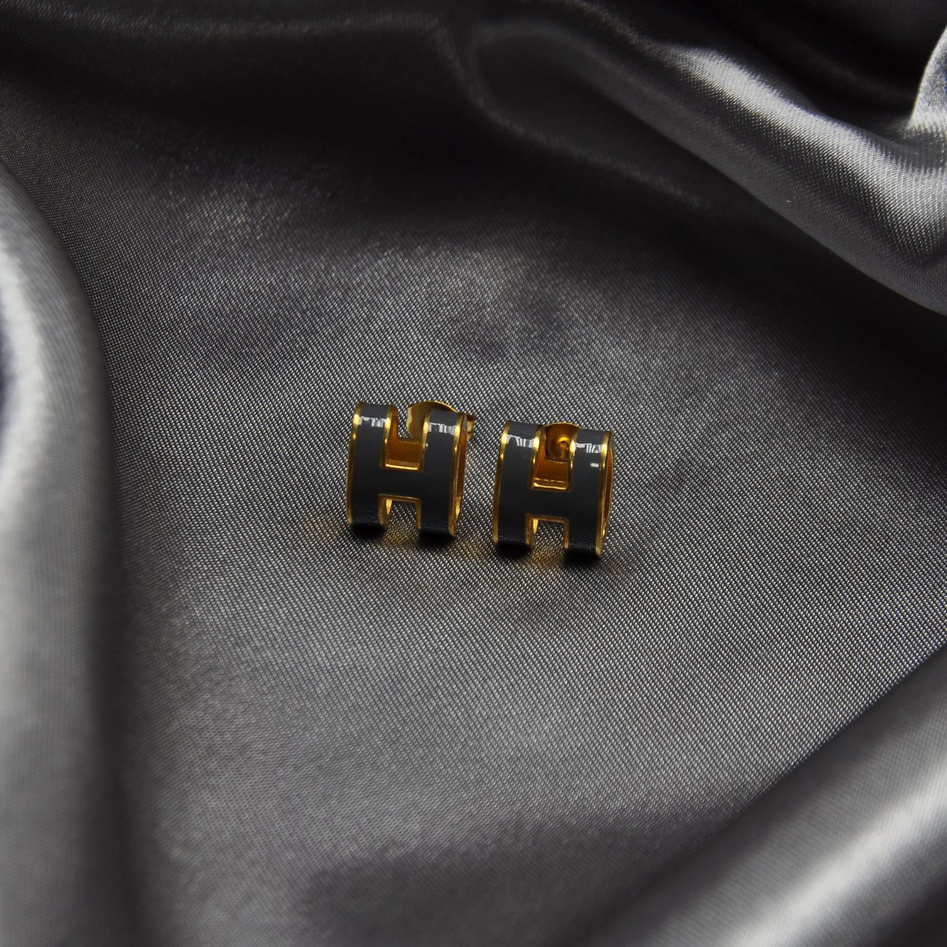 Jewelry Earring Exquisitely Crafted, Fashionable Trendy Ladies Round Stud Earrings: Lustrous Enamel Adorns Sleek Versatile Metal Posts