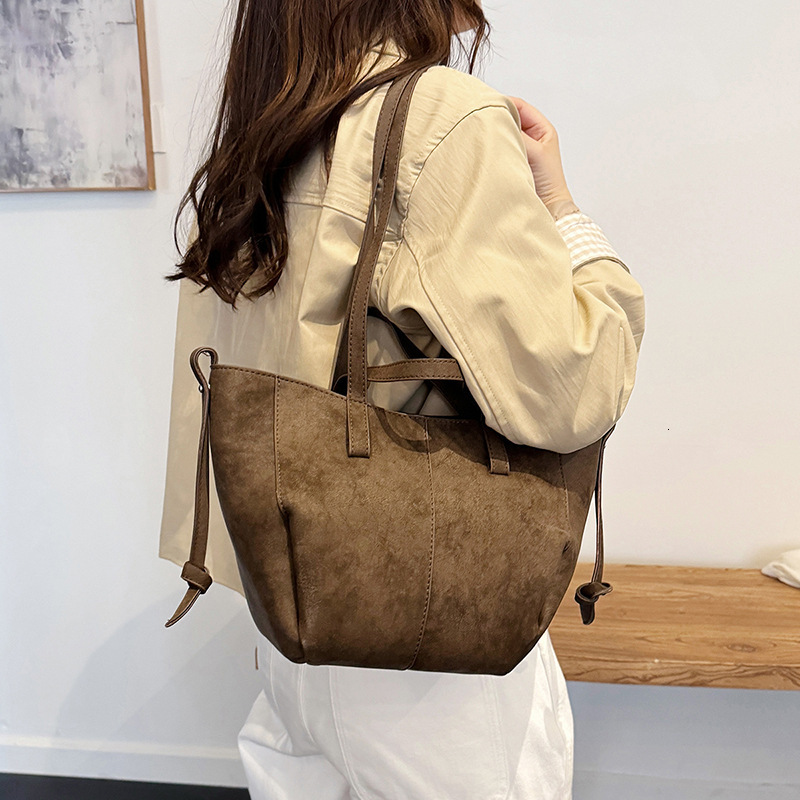 Autumn New Lightweight Retro Women s Diagonal Cross Bag Small and atmosphere Exquisite Handbag Versatile Light Luxury Fashion Designer Shoulder Bag