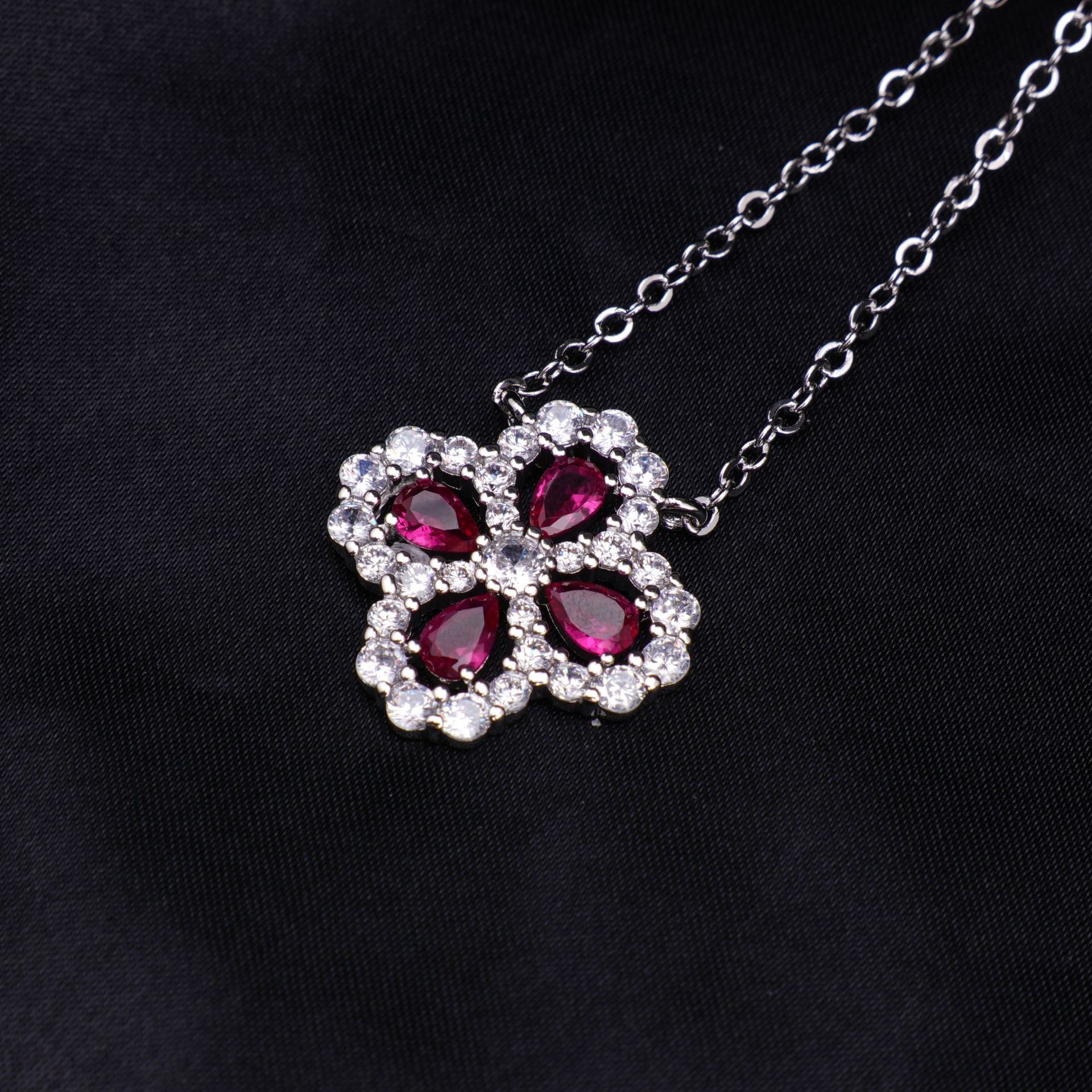 Luxury Brand Designer Jewelry New Luxury Four-Leaf Lucky Necklace New Year Hot-Selling Elegant Style Jewelry High-End Versatile Shiny Choker