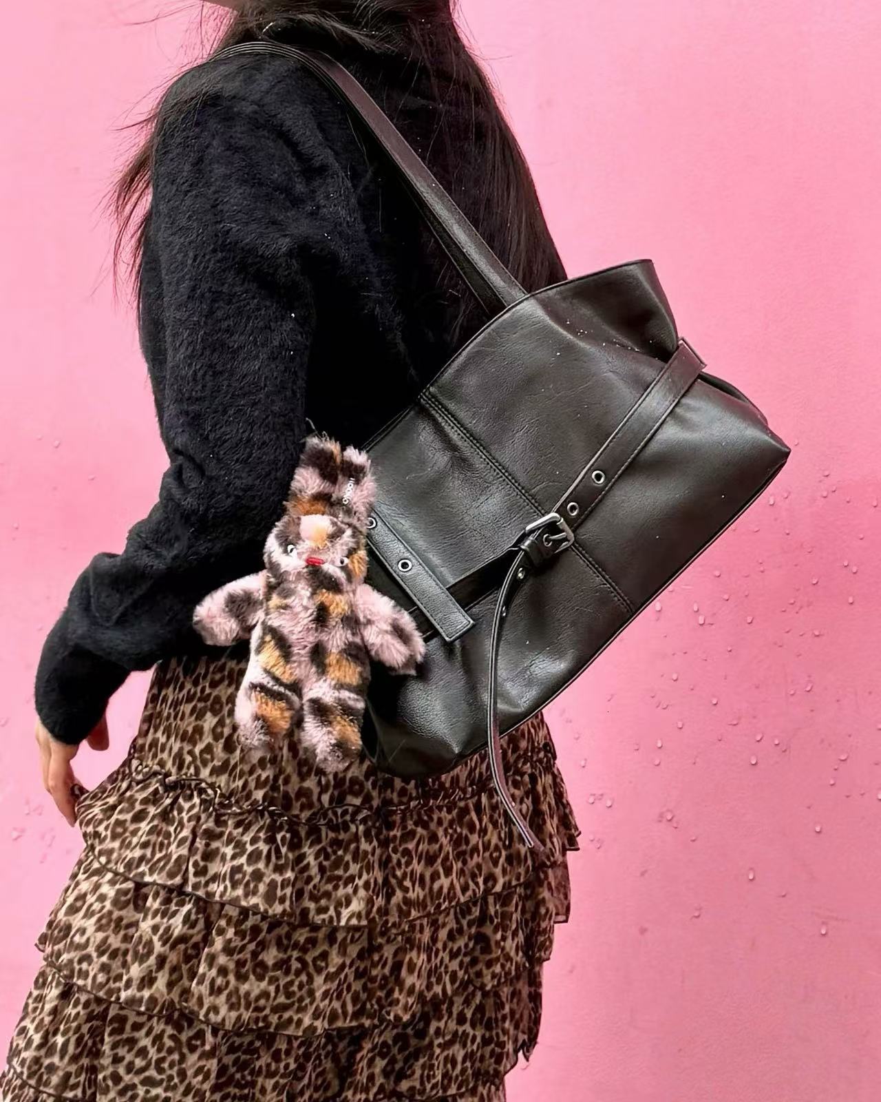 autumn new large capacity handbag niche design versatile Korean atmosphere style motorcycle commuting women s shoulder bag designer diagonal cross bag