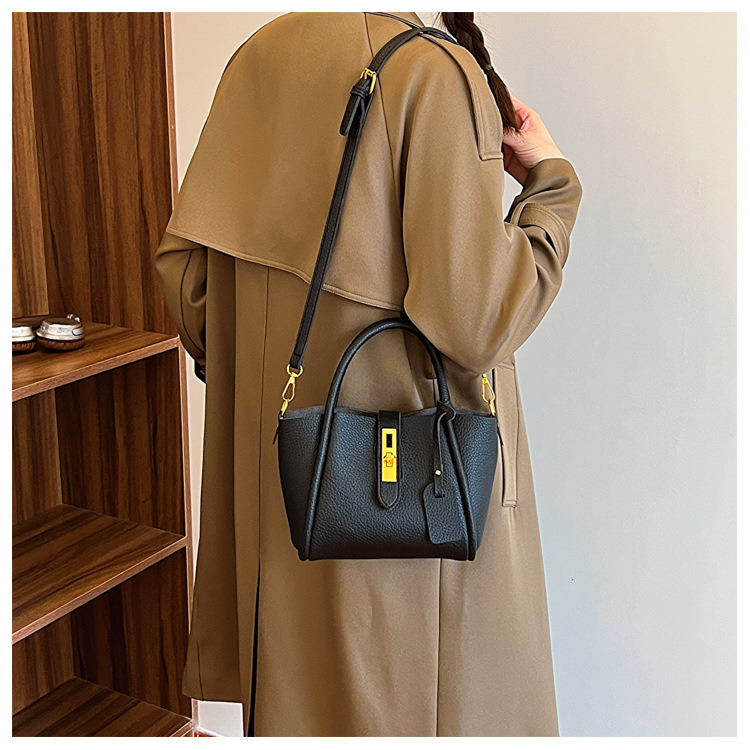 Free Shipping Designer Bag 2025 High-end Brand Silk Scarf Woven Princess Luxury Bag Diana Bag Handbag Shoulder Crossbody Trendy Women's Bag Tote 