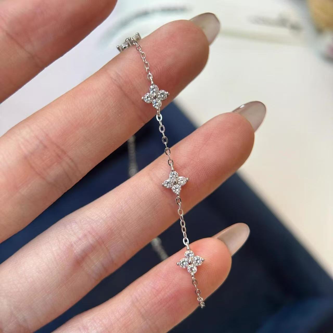 2025 New Gold Tone French Starry Sky Four Leaf Clover Bracelet Designer Bracelet for Women Luxury Jewelry Niche Simple Full Diamond Flower Jewelry Fre