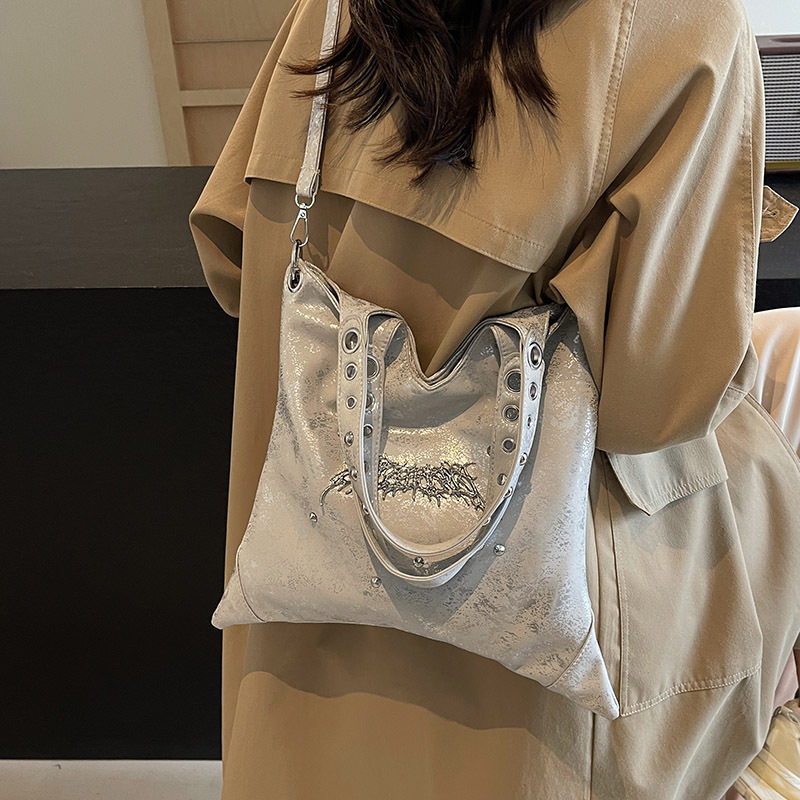 Autumn New Product Large Capacity Commuter Women s Fashion Underarm Bag Niche Design Fashion Shoulder Bag atmosphere Handbag Designer Bag