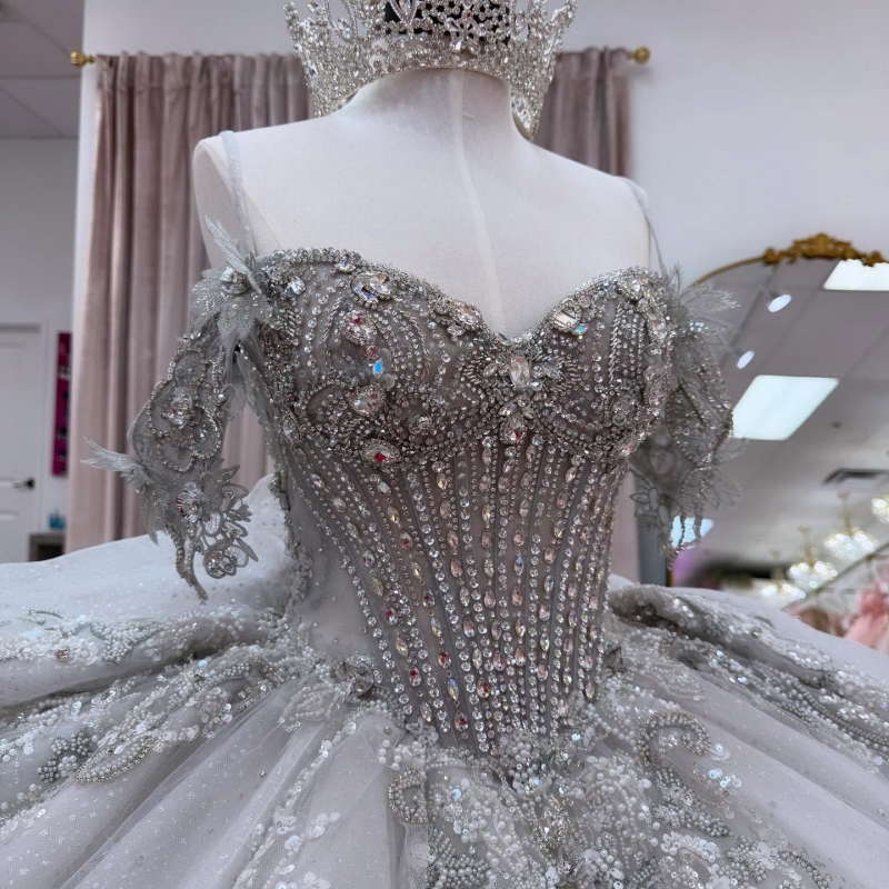 White Shiny Princess Off the Shoulder Sweet 16 Dress Quinceanera Dresses Sequin Applique Beading Crystal Bow Tull Party Birthday Vestidos 15 De Anos