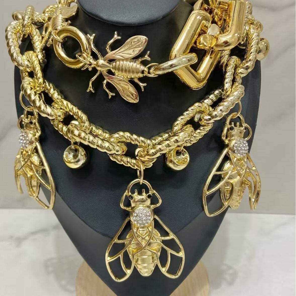 Luxury Brand Designer Jewelry European And American INS New Style Sealed Butterfly Necklace Fashion Hot Sale Bee Exaggerated Thick Necklace High Versi