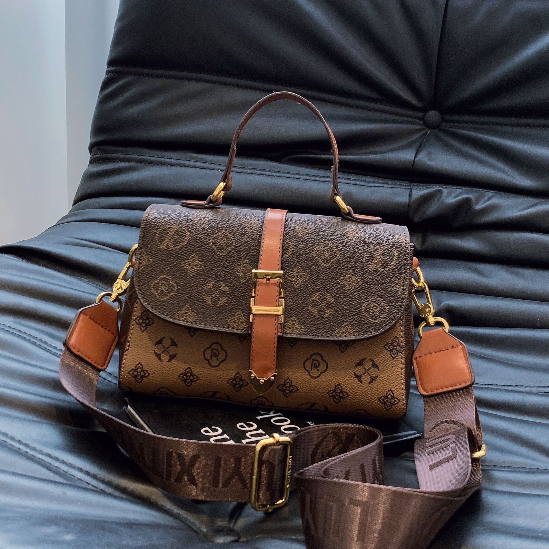 new Free delivery designer handbag for woman Fashion shoulder bag wear resistant and durable commuting bag
