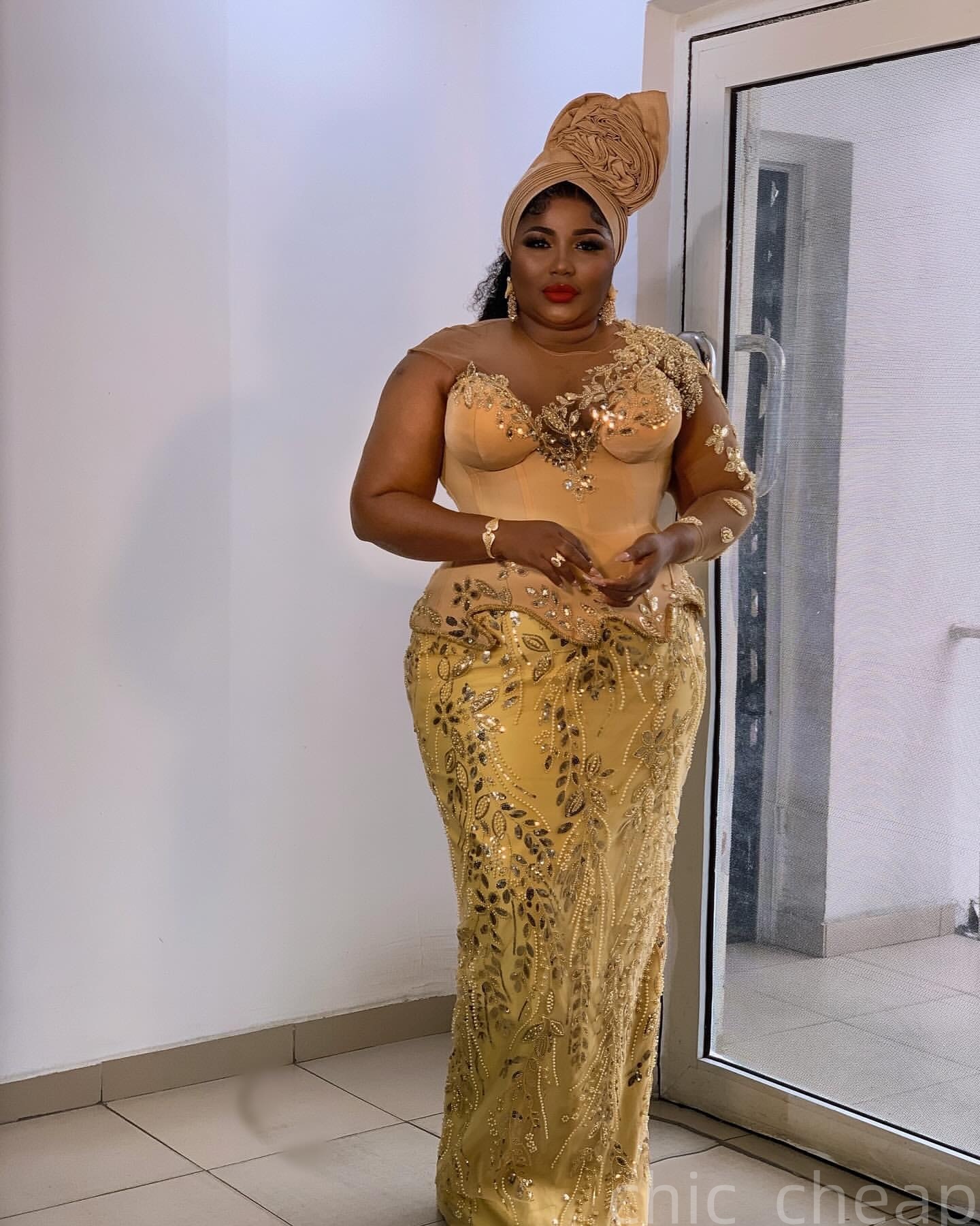 2025 Plus Size Gold Straight Mother Of Bride Dresses Lace Beaded Sheer Neck Evening Party Mamas Dress Vintage 50s Birthday Wedding Guest Groom Mothers