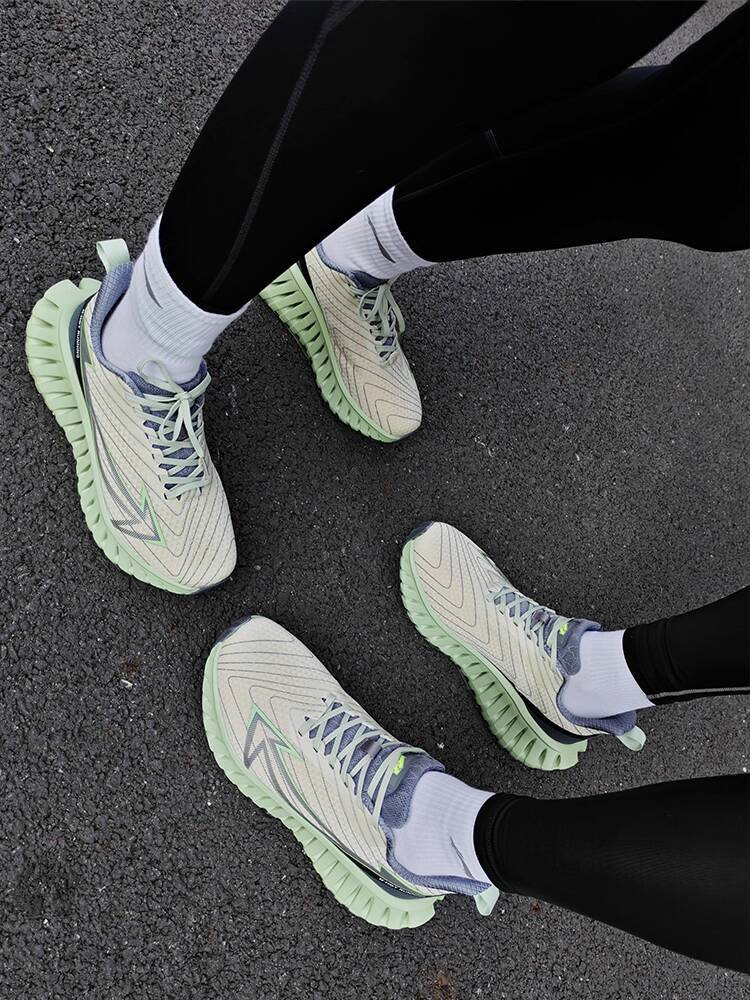 2025 Super Popular Couple Unisex Spring Summer New Hot Style Casual Sports Trendy Mesh Breathable Running Shoes