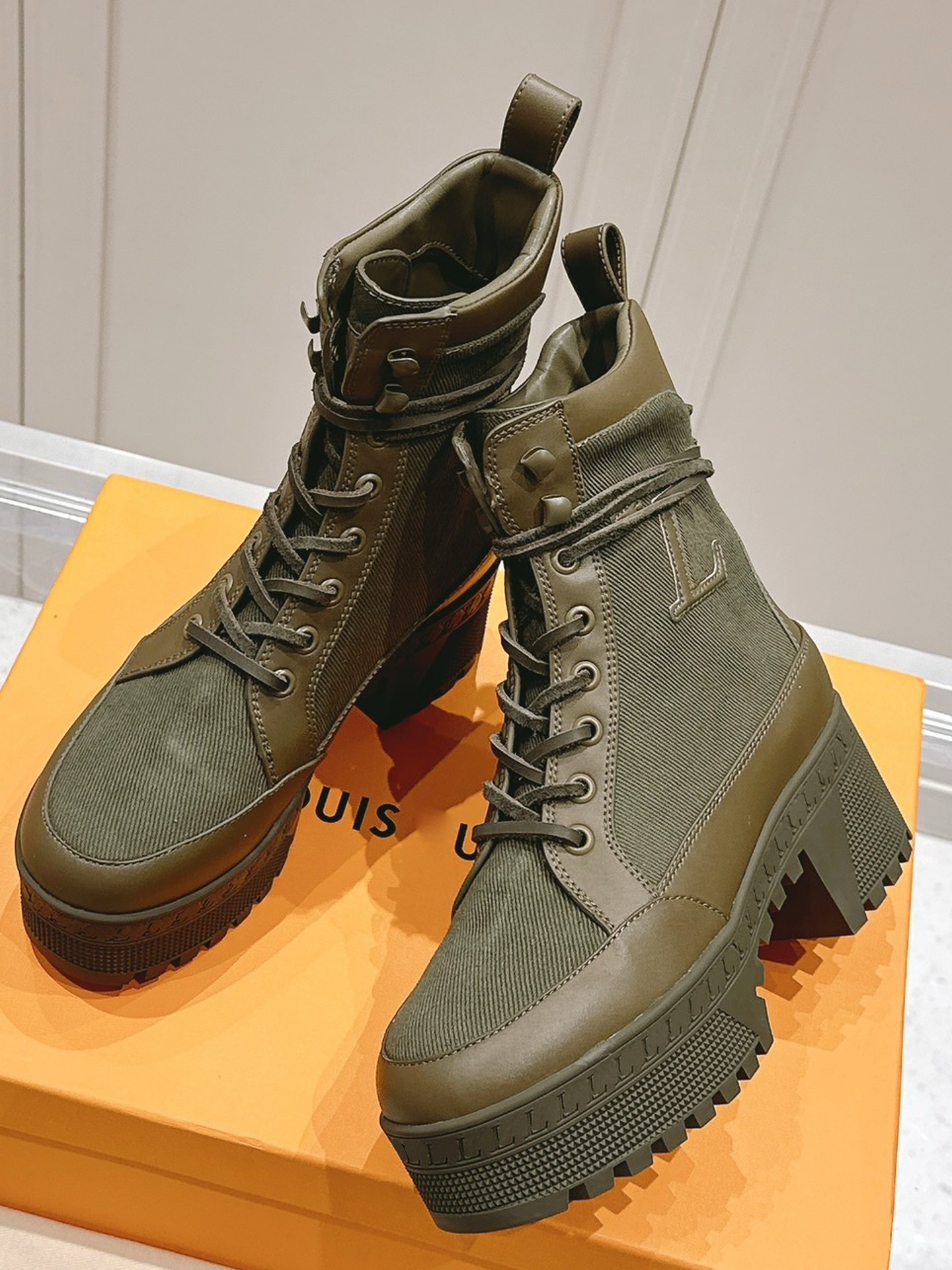 Designer's new classic high heeled Martin boots for women With a slip resistant rubber outsole and leather shoelaces they are the first choice for fashionable women