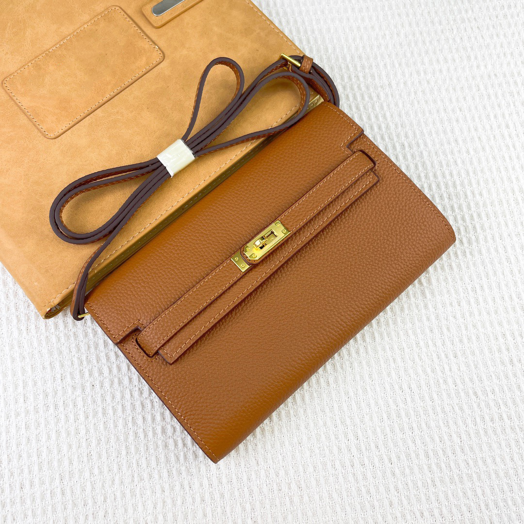 Designer diagonal classic women's clutch advanced street leather bag with shoulder strap 12A 2025