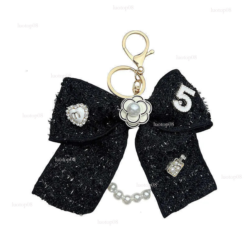 Fashion style bag charms designer unique charm for women pearl camellia bow bags pendant men retro classic accessories Luxurys designer