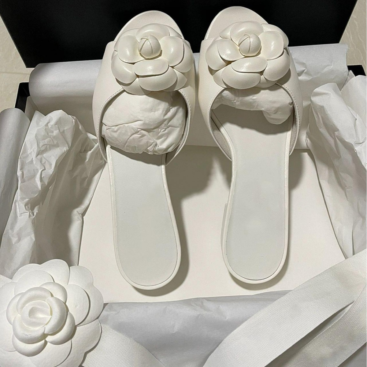 Luxury Camellia Sandals Summer Fashion Fairy-like Style Flat Beach Half-toe Slippers Elegant Flower Decorations Thick Heels Slightly Increase Height D