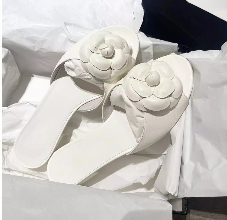 Luxury Camellia Sandals Summer Fashion Fairy-like Style Flat Beach Half-toe Slippers Elegant Flower Decorations Thick Heels Slightly Increase Height D