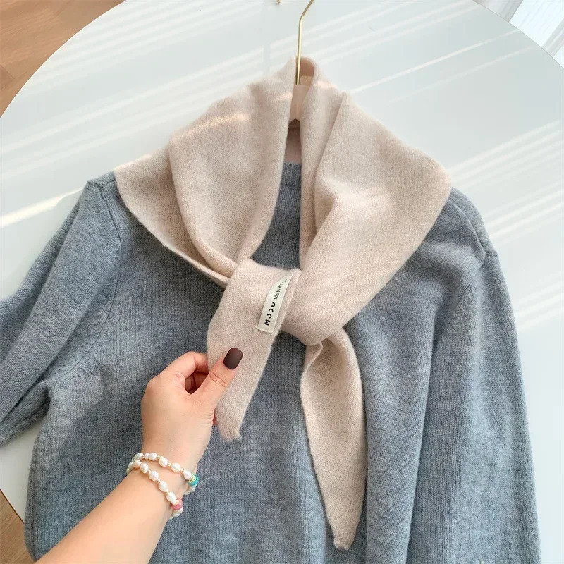 British Korean Triangle Scarf Niche Wool Triangular Scarf Women Headscarf Knitted Scarf Multifunctional Warm Knitted Scarf 250901
