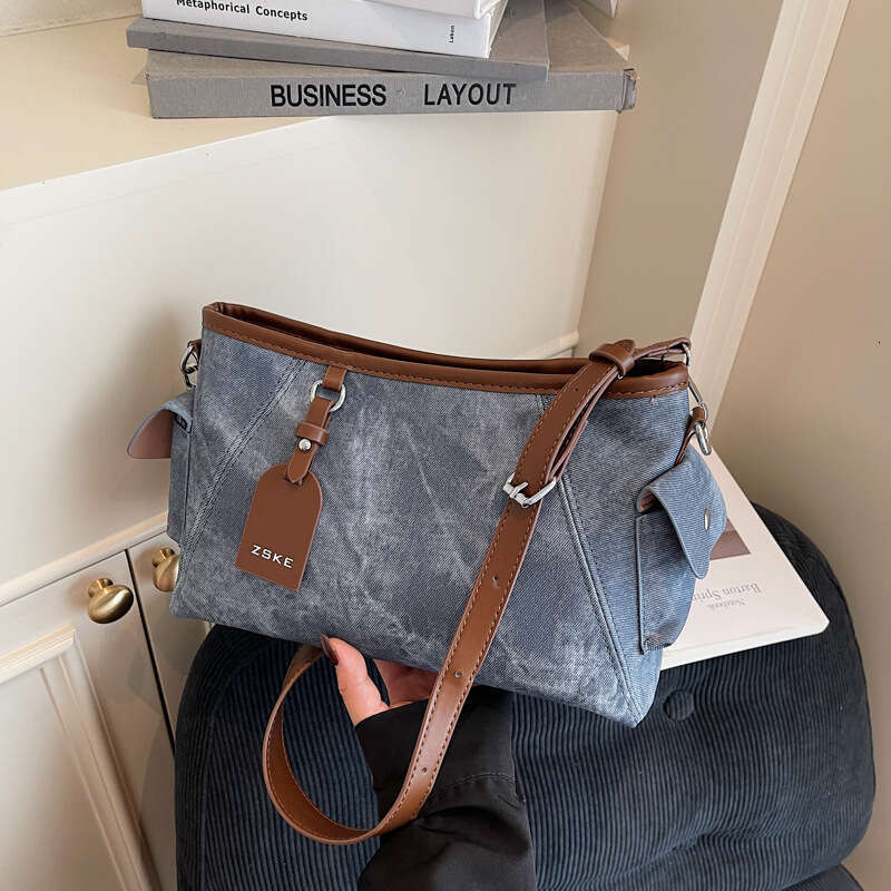 High-end Versatile Underarm for Women 2025 New Single Shoulder Simple Crossbody Large Capacity Commuter Tote Bag