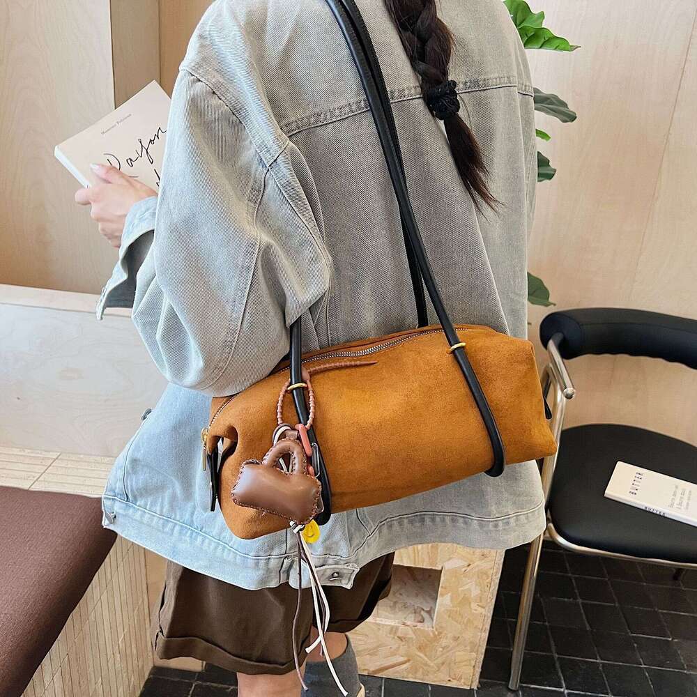 Niche Handheld Commuter Bag for Women, Autumn Winter 2025 New Fashion Suede Underarm Bag, Large Capacity Backpack