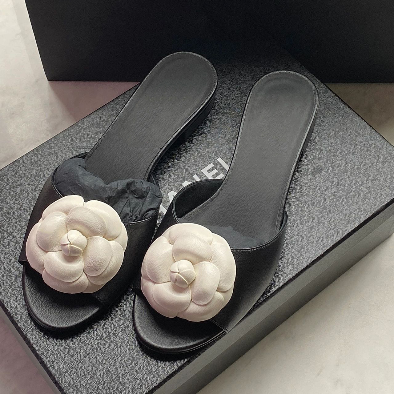 Luxury Camellia Sandals Summer Fashion Fairy-like Style Flat Beach Half-toe Slippers Elegant Flower Decorations Thick Heels Slightly Increase Height D