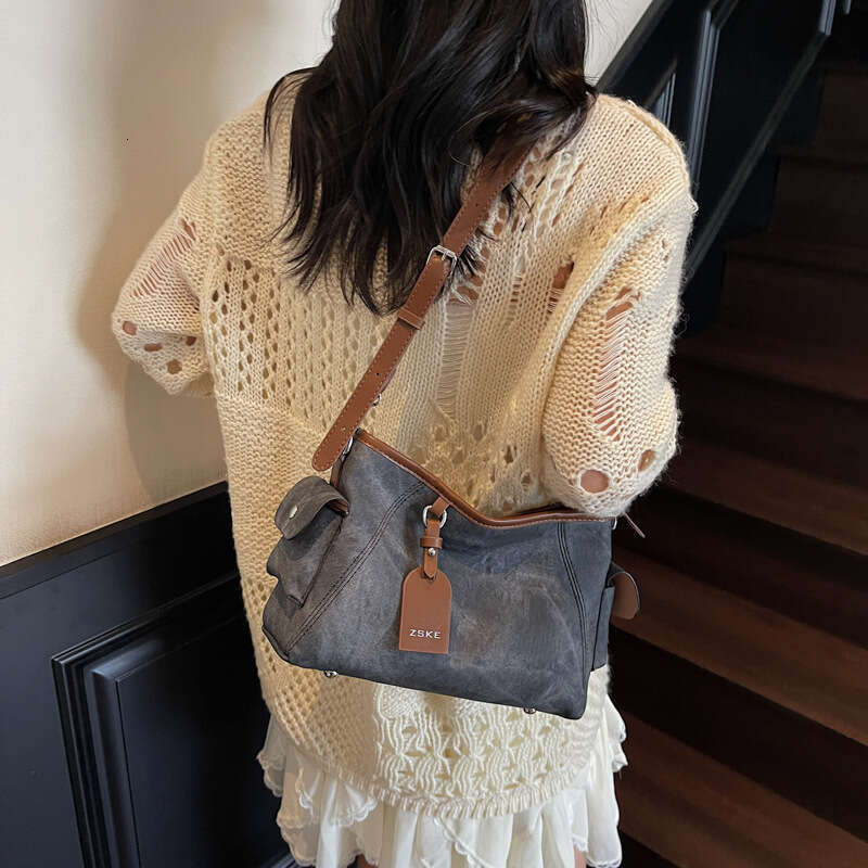 High-end Versatile Underarm for Women 2025 New Single Shoulder Simple Crossbody Large Capacity Commuter Tote Bag