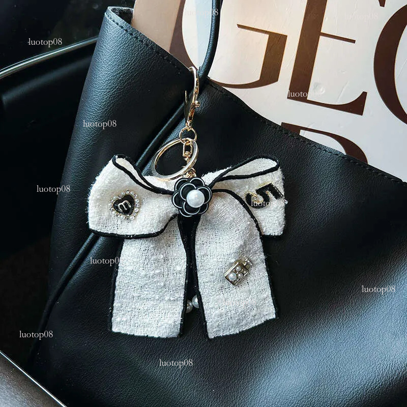 Fashion style bag charms designer unique charm for women pearl camellia bow bags pendant men retro classic accessories Luxurys designer