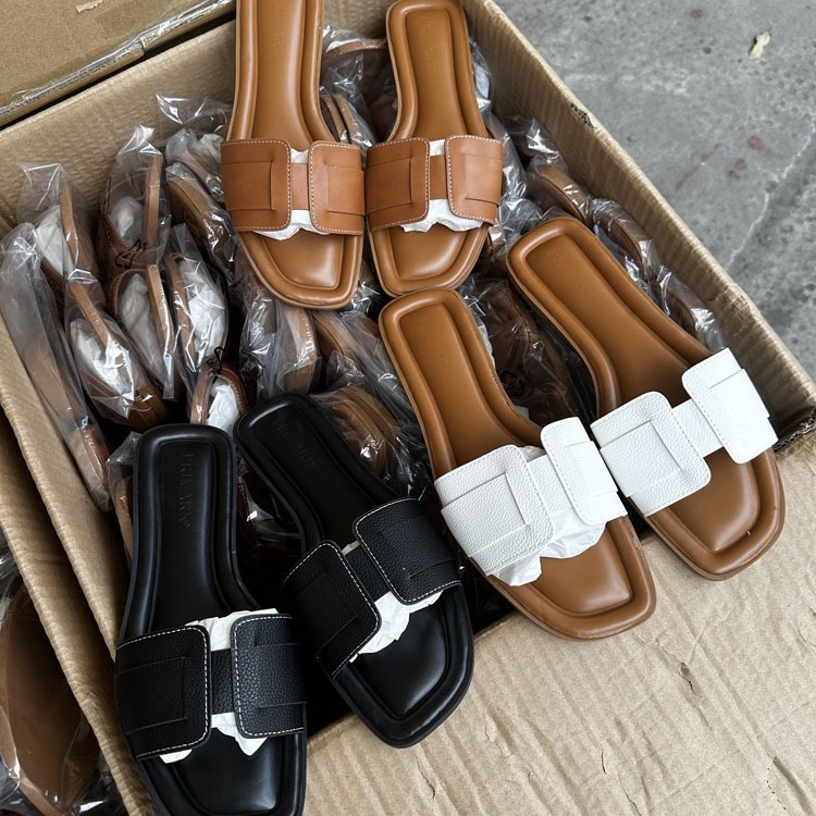 Designer Luxury Women Flat Comfort Slippers Fairy-like Elegant Style Open-toe Slippers Indoor Outdoor Use Fashionable Beach One-shoulder Slippers Mini