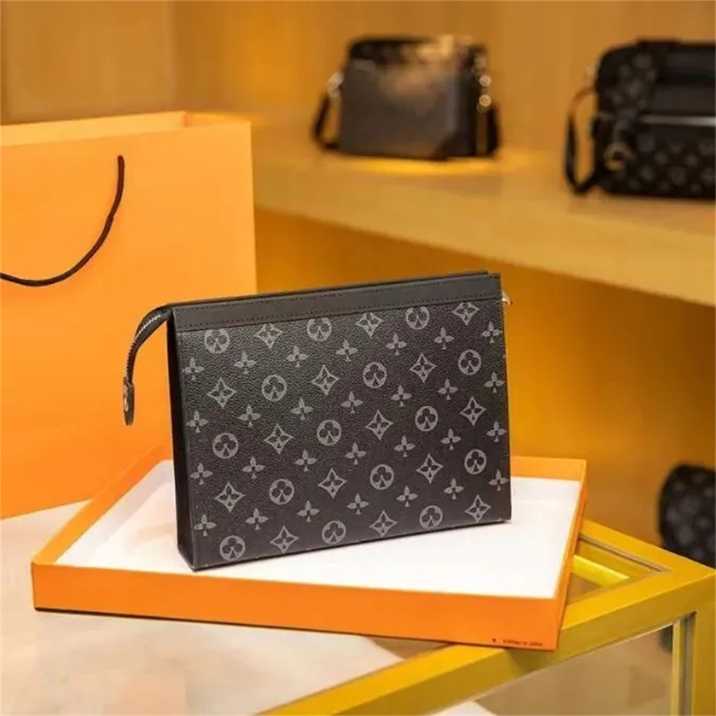 2025 Designer Men Bag Embossed black New Travel Toiletry Pouch 26 Cm Protection Makeup Clutch Women Genuine Leather Waterpr Cosmetic Pouchs with DustBags