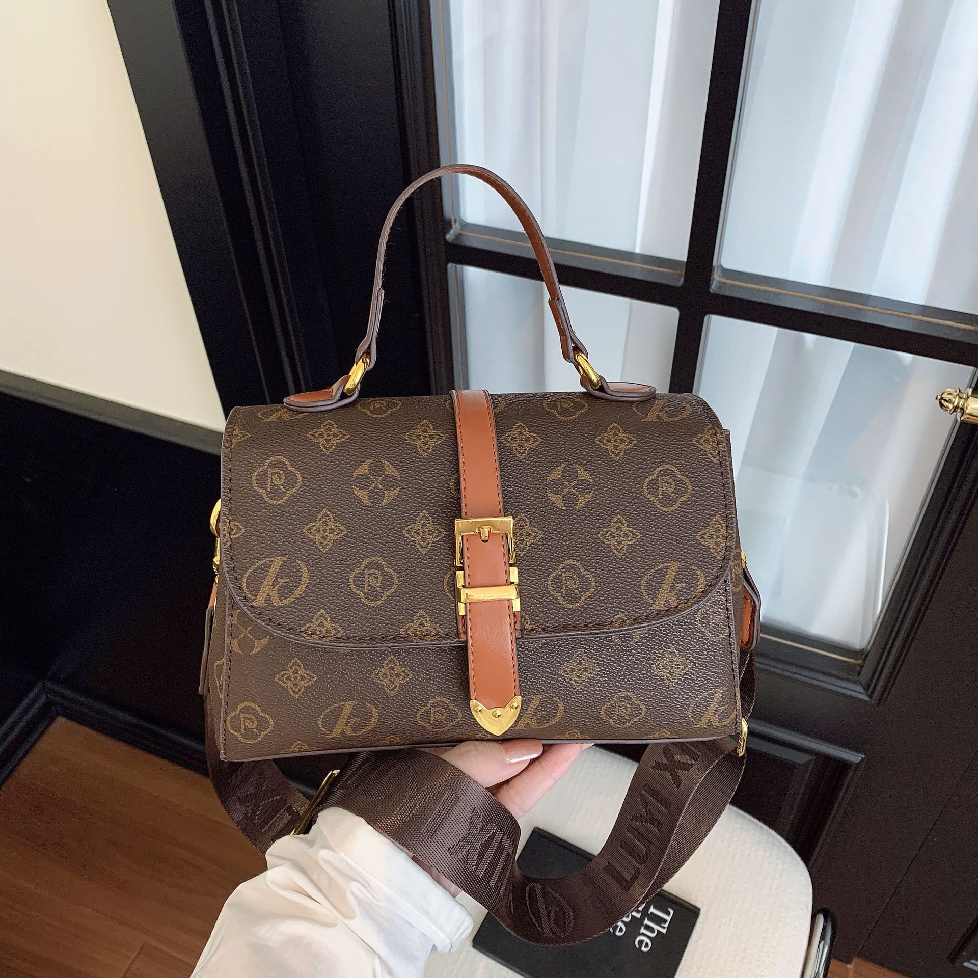 new Free delivery designer handbag for woman Fashion shoulder bag wear resistant and durable commuting bag