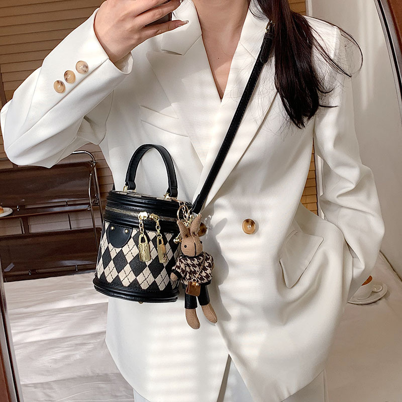 Popular small bag for women 2025 spring and summer new fashion niche crossbody bag textured diamond handbag bucket bag