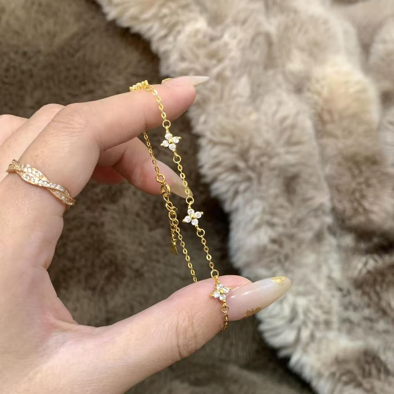 2025 New Gold Tone French Starry Sky Four Leaf Clover Bracelet Designer Bracelet for Women Luxury Jewelry Niche Simple Full Diamond Flower Jewelry Fre