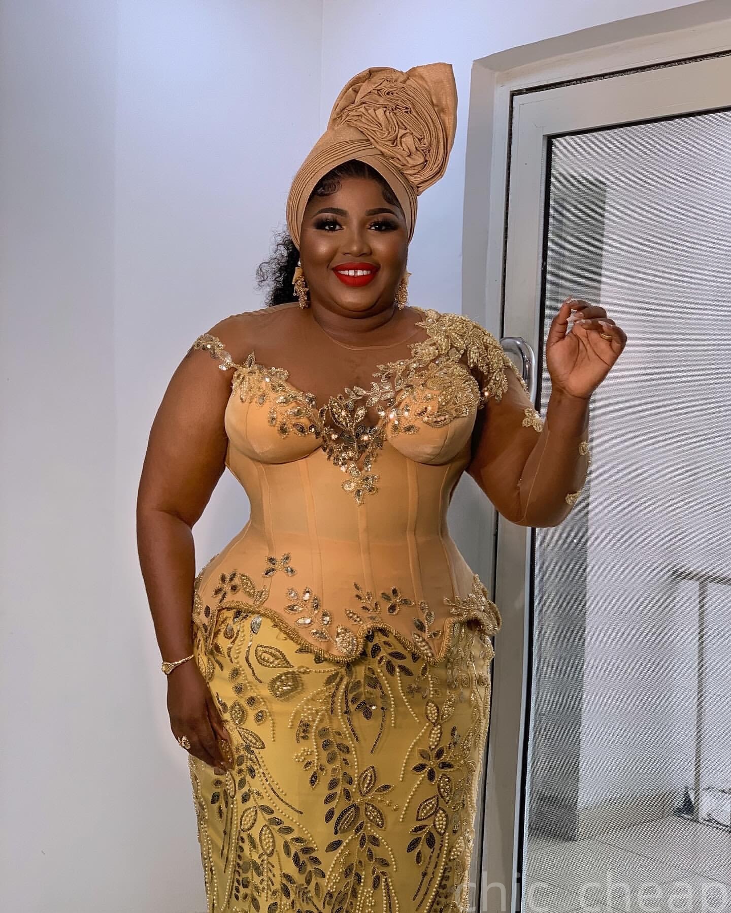 2025 Plus Size Gold Straight Mother Of Bride Dresses Lace Beaded Sheer Neck Evening Party Mamas Dress Vintage 50s Birthday Wedding Guest Groom Mothers