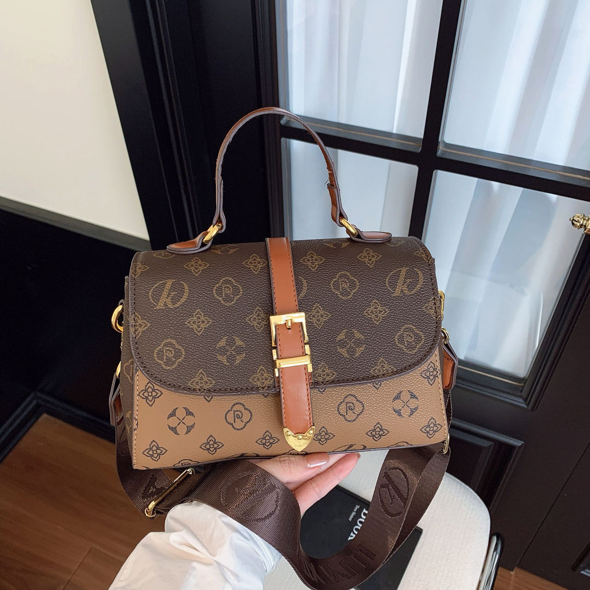 new Free delivery designer handbag for woman Fashion shoulder bag wear resistant and durable commuting bag