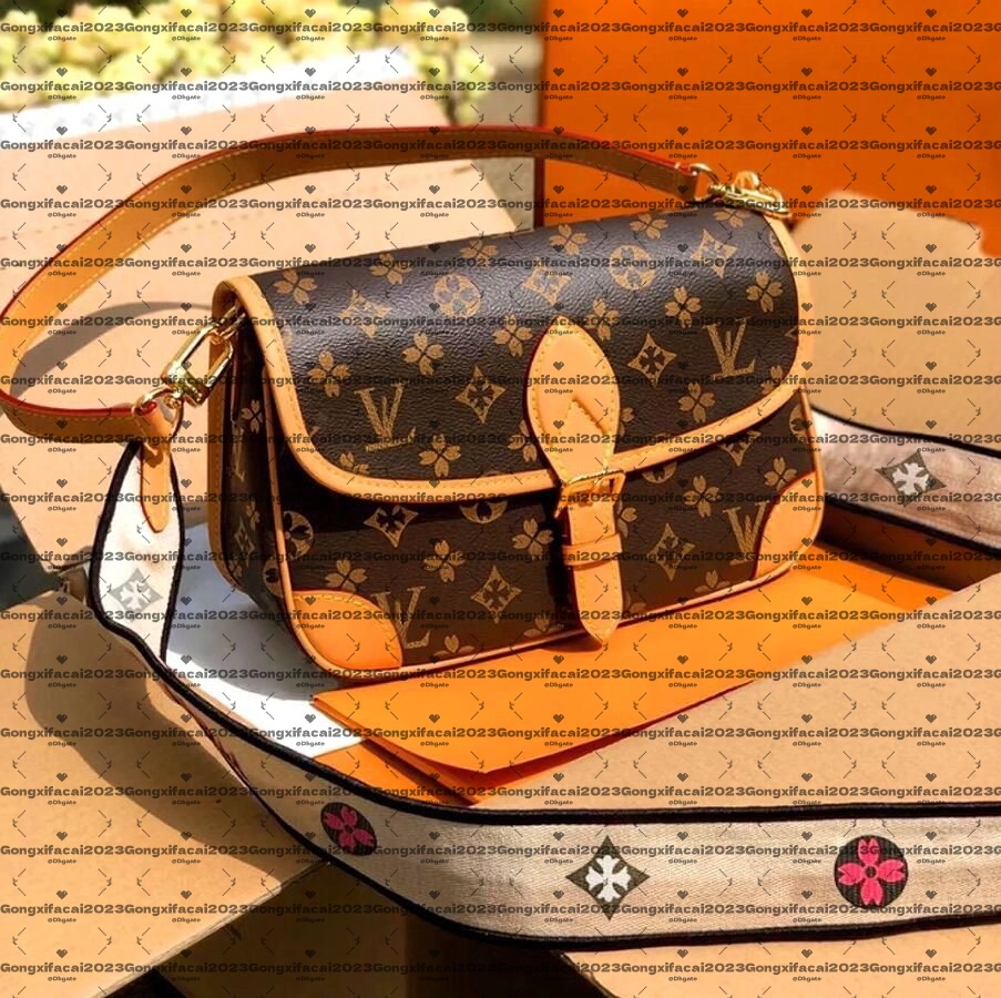 2024 Women Luxurys Designer Bag Crossbody Diane Baguette Classic Vintage Canvas Strap Flower Flap Embossed Letters Clutch Purse Shoulder Bags Tote Bag