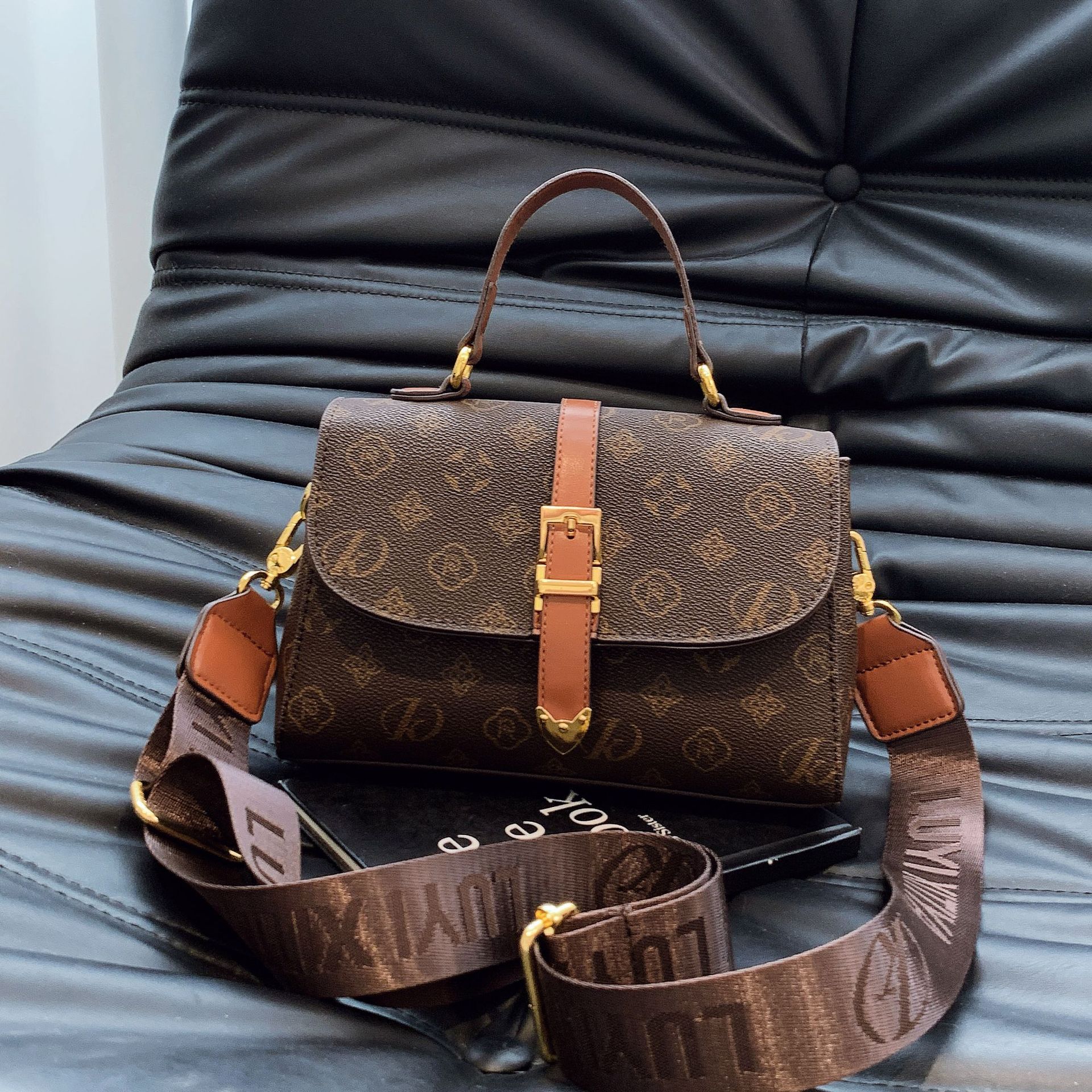 new Free delivery designer handbag for woman Fashion shoulder bag wear resistant and durable commuting bag