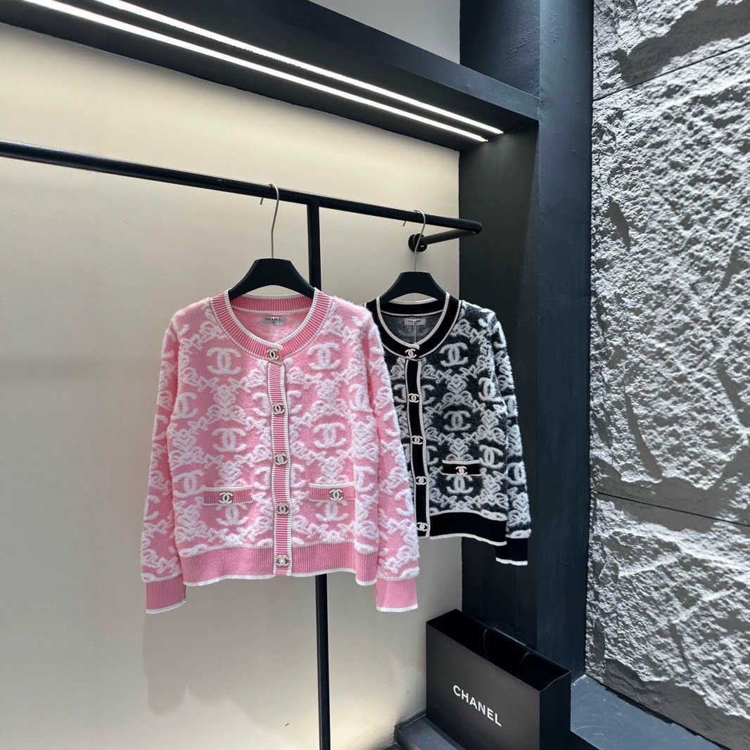 2025 New Elegant Diamond-Grain Lettered Plaid High-Style Knitted Cardigan Coat Top for Women L250902