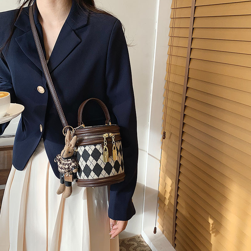 Popular small bag for women 2025 spring and summer new fashion niche crossbody bag textured diamond handbag bucket bag