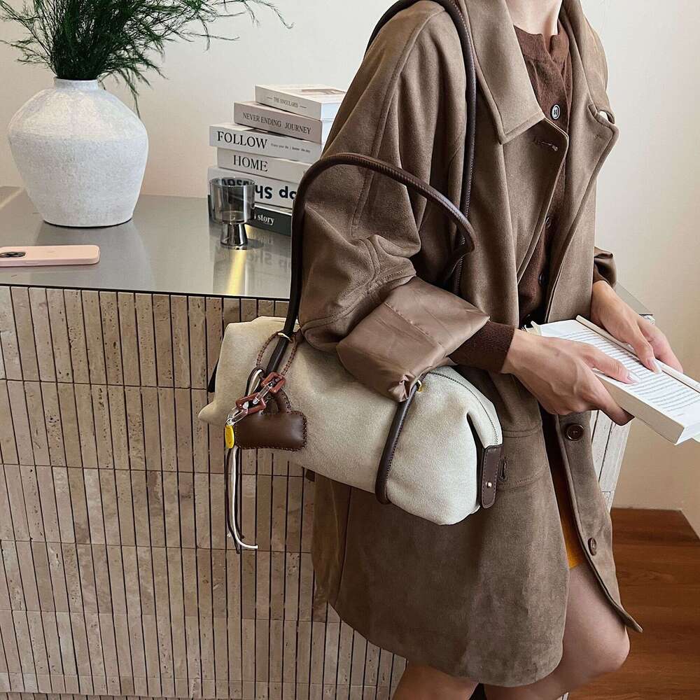 Niche Handheld Commuter Bag for Women, Autumn Winter 2025 New Fashion Suede Underarm Bag, Large Capacity Backpack