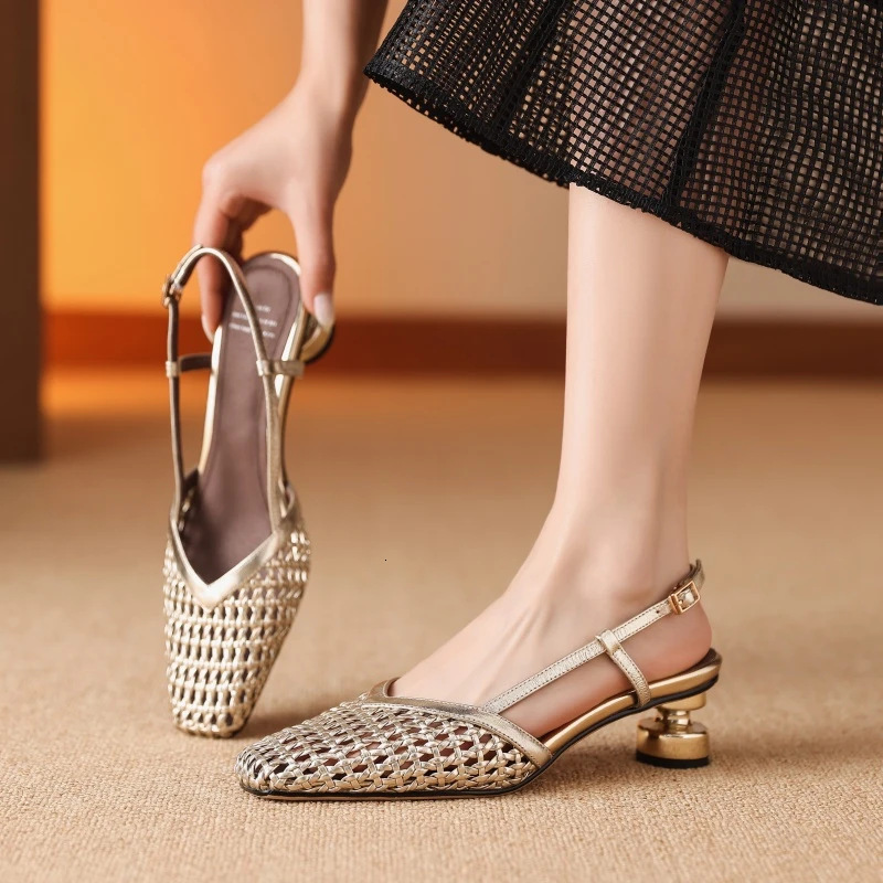 Designer Luxury Fashionable Lady Minimalist Closed-toe Sandals For Women's Summer Outings Retro Woven Style Thick-heeled Sandals Back Strap