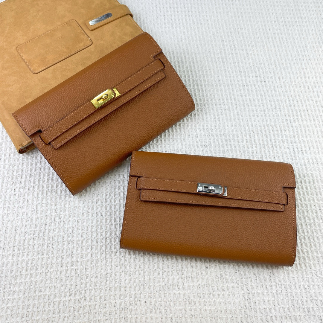 Designer diagonal classic women's clutch advanced street leather bag with shoulder strap 12A 2025