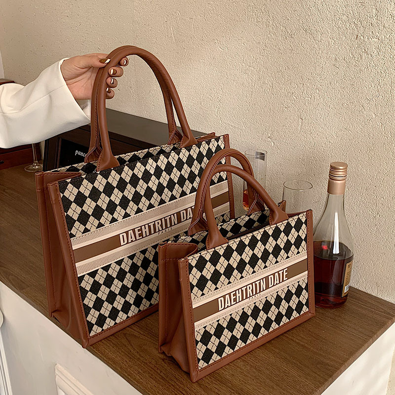 Free delivery designer bags Large capacity tote bag women retro armpit bag commuting handbag shoulder bag Water-resistant black plain