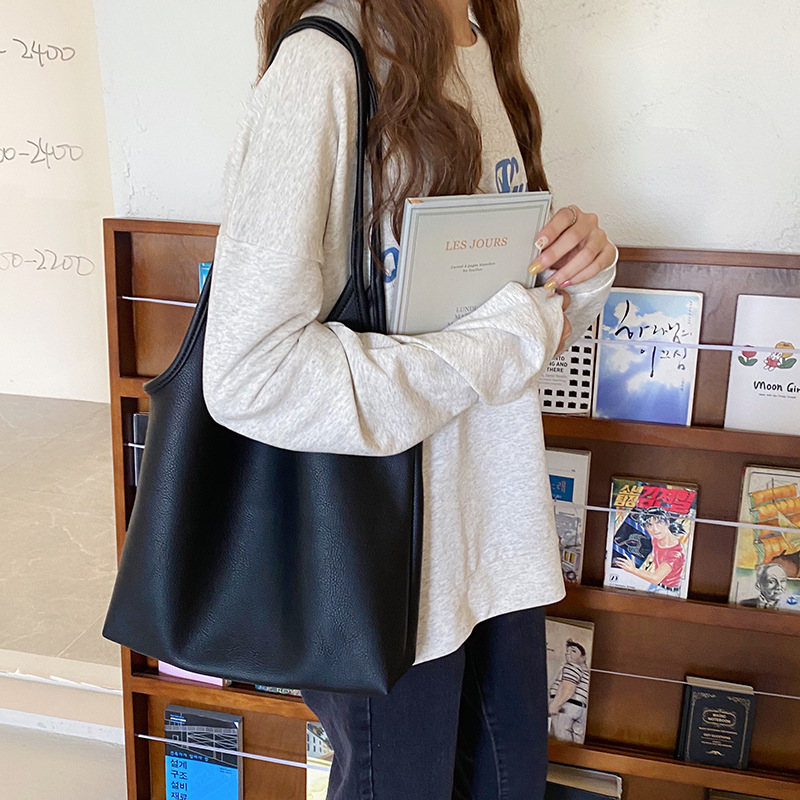 Elegant Multipurpose Leather Handbag: Spacious Shoulder Purse Ideal for Parents